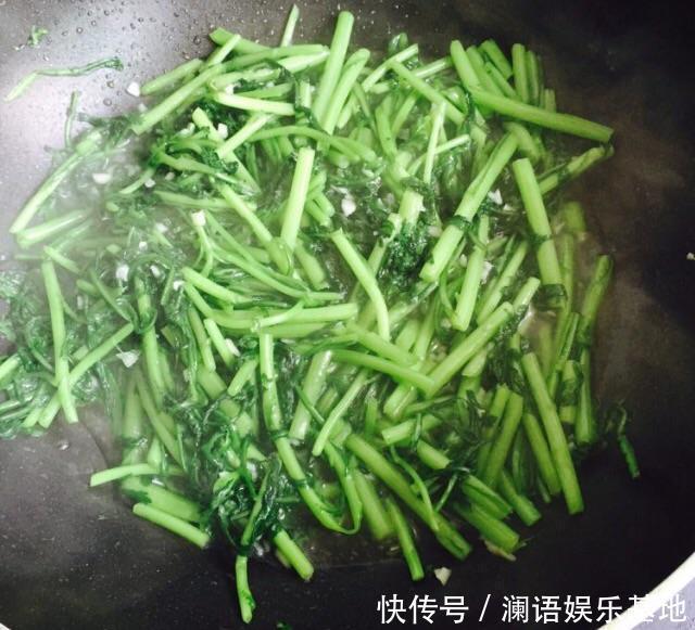 晚上失眠睡不好,试试多吃这菜,2元能买1大捆,随便一炒很好吃