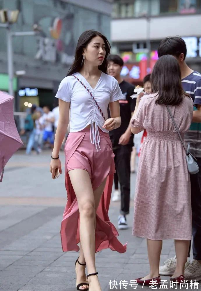 时尚 街拍:时尚潮流女装,穿搭红色裙子的女子,潇洒的走太漂亮了