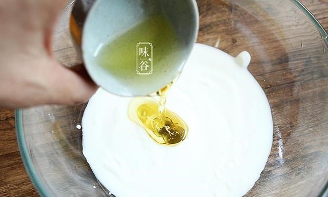 不用烤箱也能做的酸奶蛋糕，又香又软，更适合孩子吃，也不会上火！