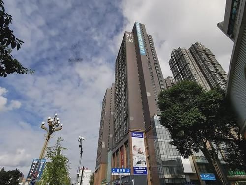 德阳|钢铁般意志的德阳打工人，在五洲广场打工比在汇通大厦更尊贵？