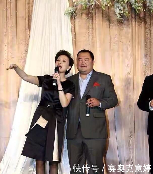 端庄|杨澜携老公活动秀恩爱,穿黑色连衣裙配丝袜端庄优雅,气质好高级