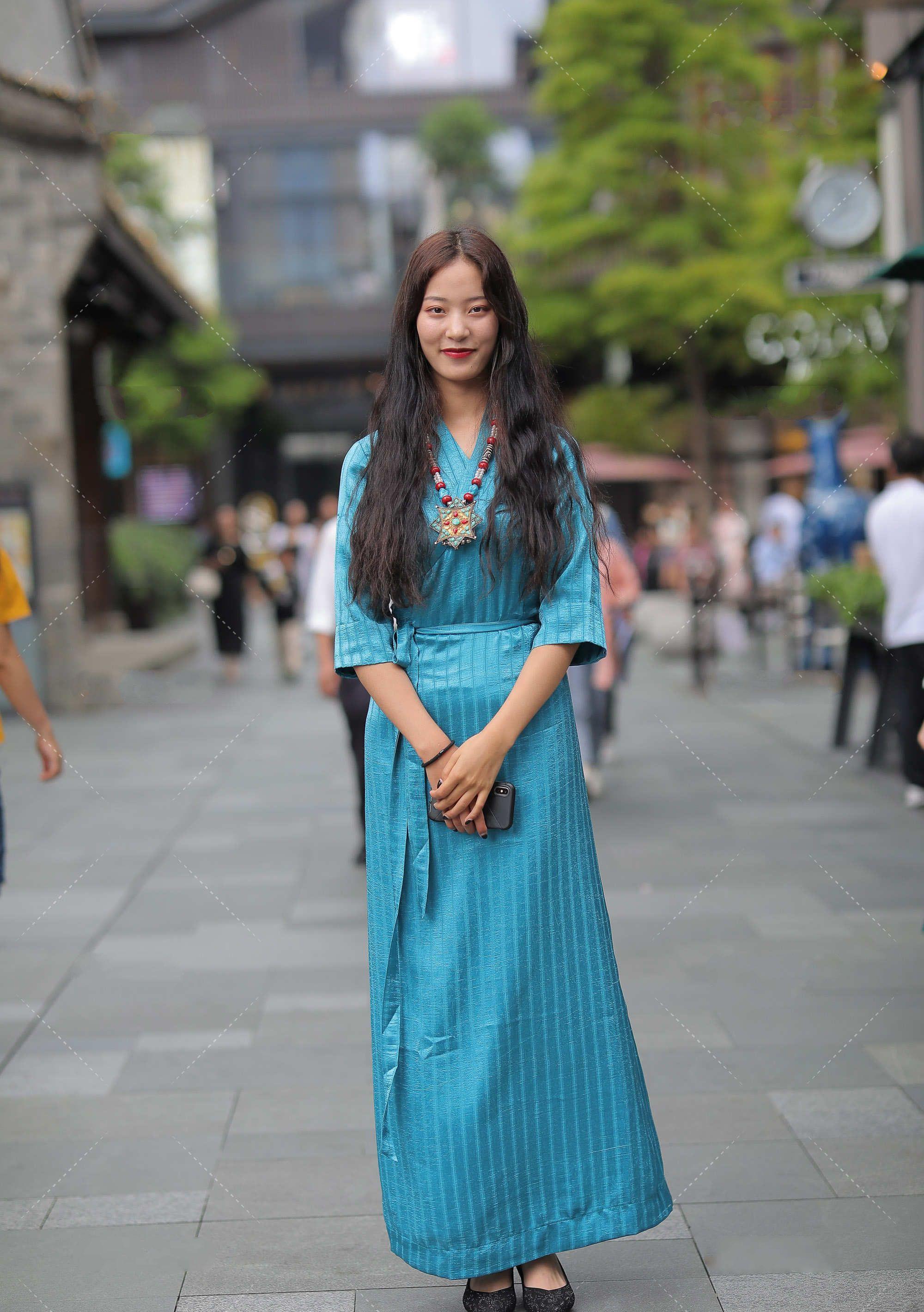 波浪|蓝色长款修身裙,搭配大波浪发型,满满的民族风,也太好看了