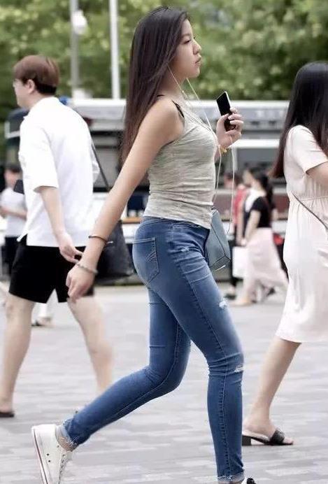 街拍:小姐姐身材玲珑,牛仔裤搭配修身背心,简洁大方美观