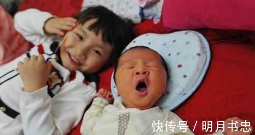 吵醒|2岁姐姐午睡被弟弟吵醒,姐姐反应让人心暖,网友:又想骗我生女儿