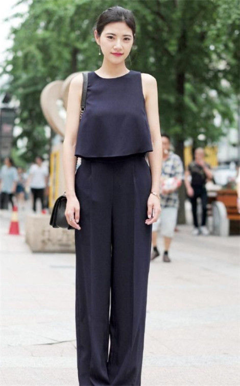 街拍:白色的阔腿裤很显美女的优雅大气,婉约又非常的别致,活力十足