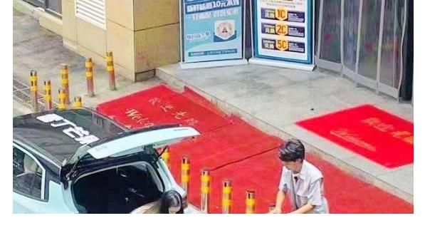 路透|《中餐廳》新路透，周也外出購(gòu)物黑臉，丁真豎食指作何解釋？