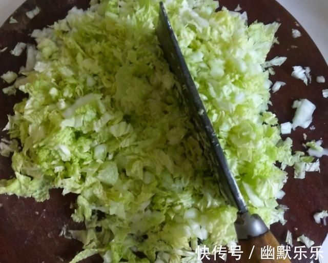 做白菜馅饺子,牢牢记住“两不放”,饺子味道香,还鲜嫩多汁
