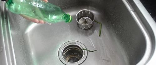 今天才知道,洗碗池上放个塑料瓶,有一个隐藏实用功能,太实用了