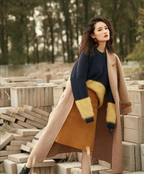 奔五的女人，穿衣不要太繁琐！初冬学会这样搭，越简单越高级