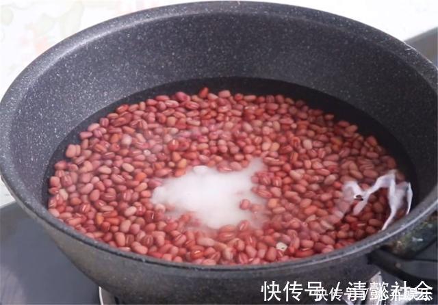 面粉别蒸馒头了，加一把红豆，卷一卷，蓬松喧软又香甜，超简单