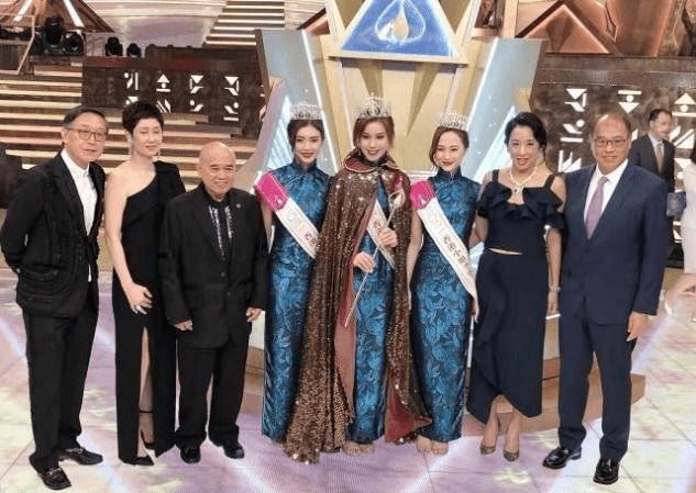 分体裙|朱玲玲现身决赛,穿分体裙挤出肚腩,63岁身材是不好但气质高贵!