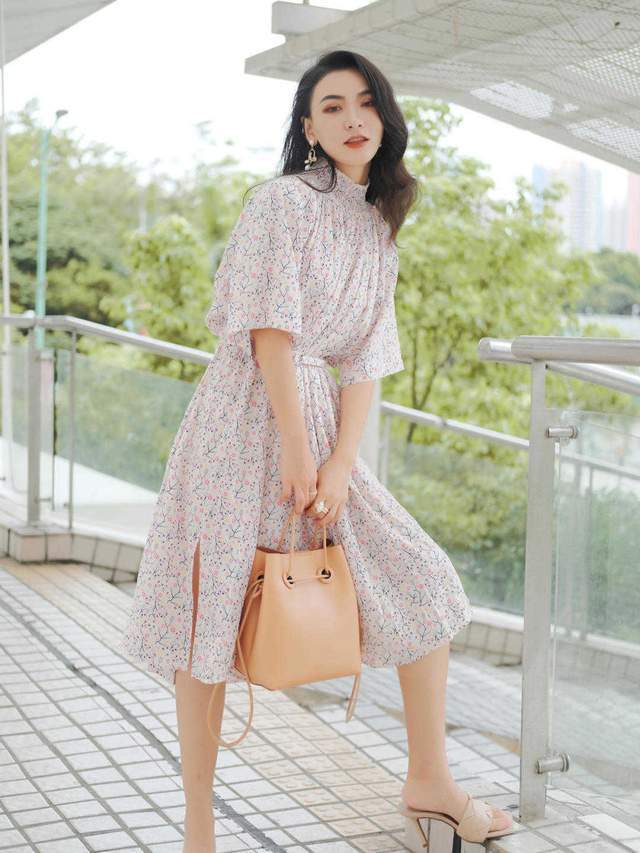 半身裙|今年秋天流行这样穿,无袖针织衫搭配印花裙简约洋气,还提气质