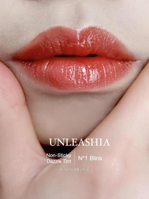 巧用三色腮红和眉笔，多快好省，打造氛围感阳光妆容