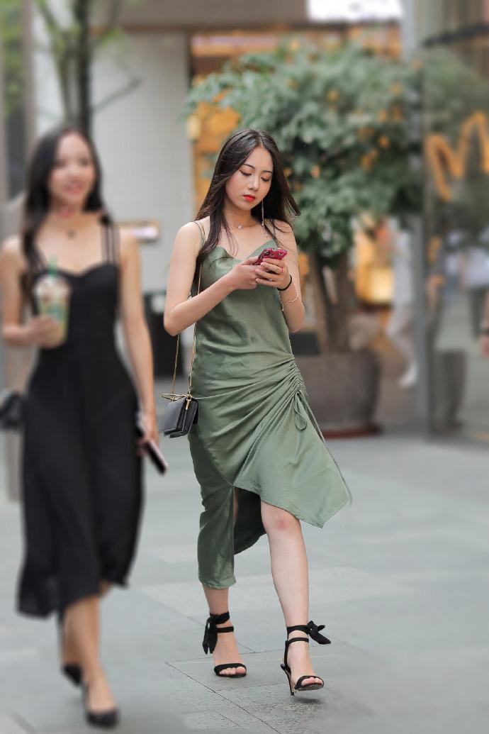 街拍选择清爽减龄的吊带裙,让气质显得优雅又潇洒