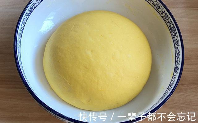 花生馅儿的南瓜面包,松软香甜,步骤简单,配一杯牛奶可当早餐