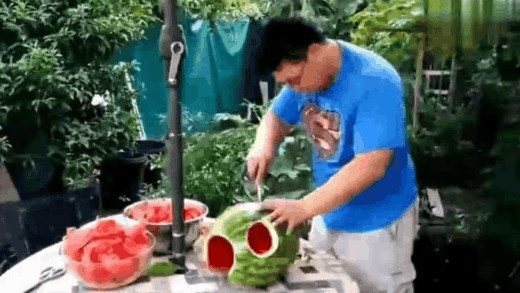 西瓜皮|男子用西瓜皮给孩子做了一件新衣服,宝宝穿上后这表情亮了!