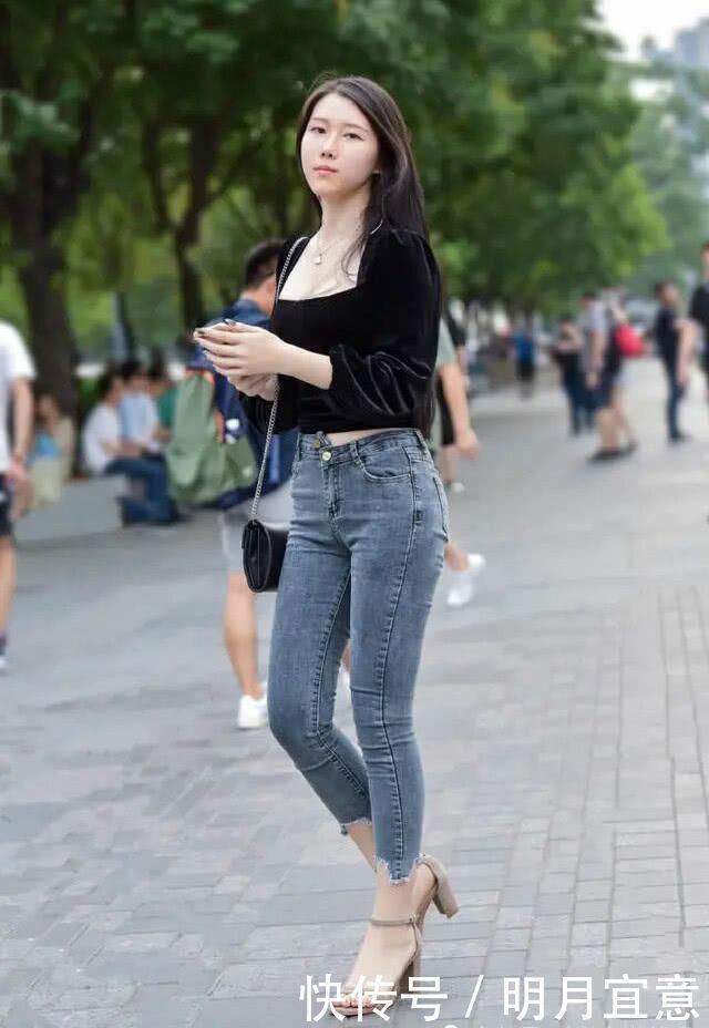 过40岁的女人，穿牛仔裤最好别配小白鞋，照这样穿时髦又减龄