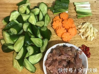 大厨|大厨教你如何做出的黄瓜炒肉丝,即清香爽口,又不油腻,简单易学