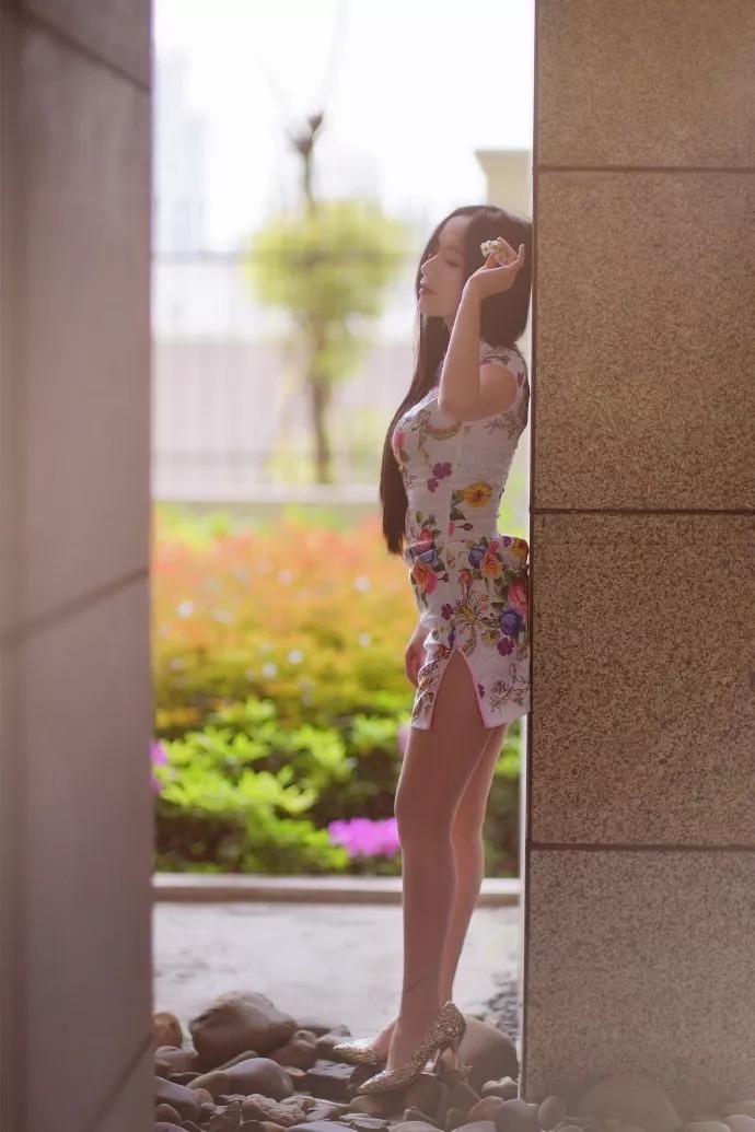 高跟鞋一直以来都是时尚的经典,让女性看上去性感又迷人