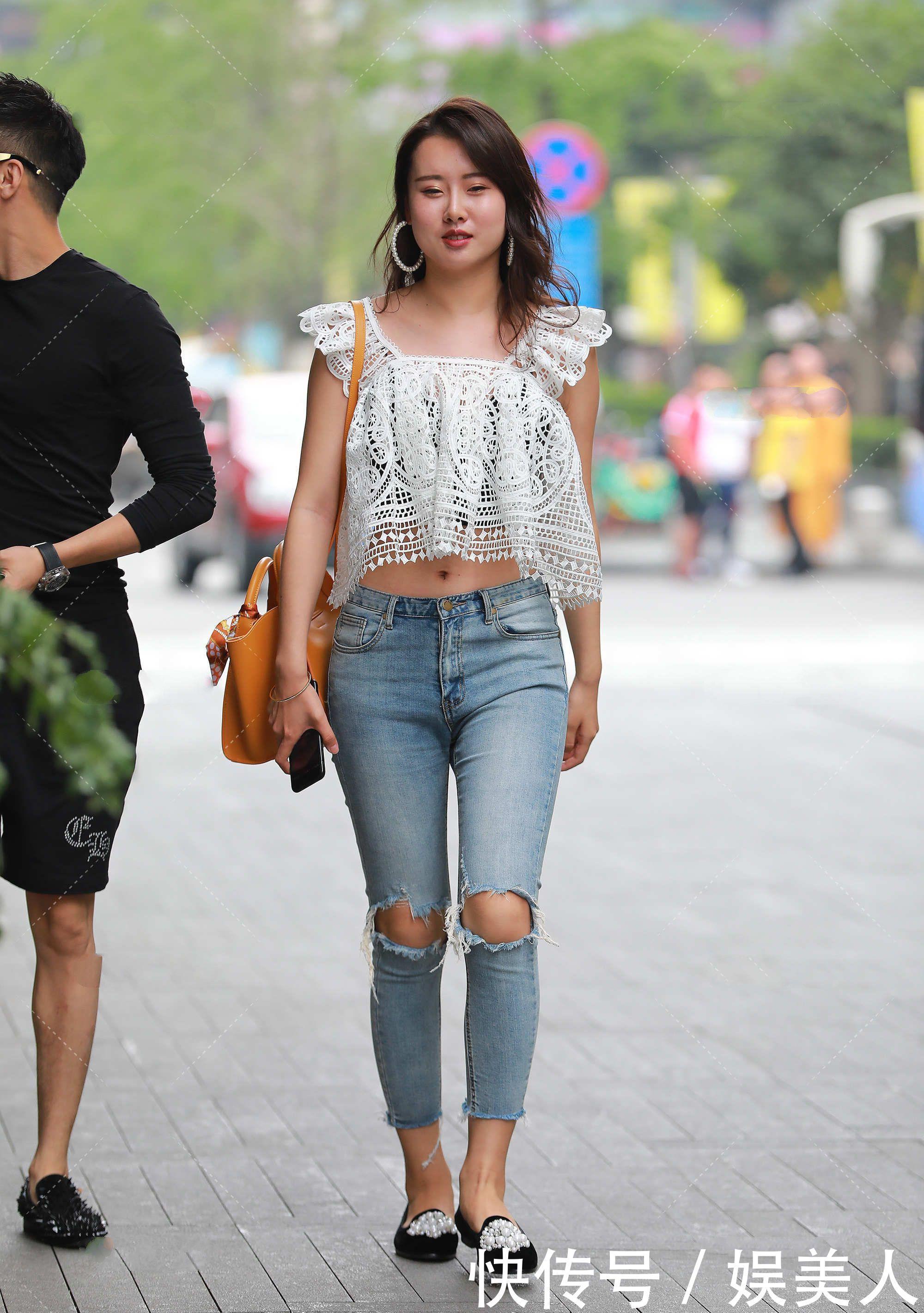 镂空款式短袖穿上漂亮还凉快,也容易搭配,牛仔裤就可以