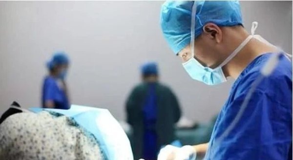 分娩|产妇待产疼晕两次,老公果断叫医生打无痛,丈母娘却选择了拒绝!