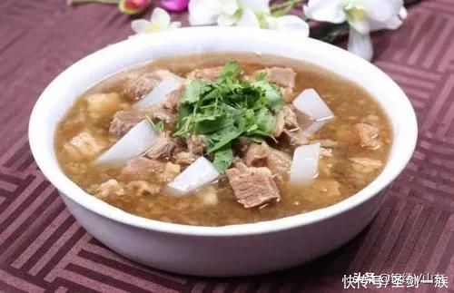 星爷真会享受，一起床就跳进泳池里，美女在旁边帮洗漱