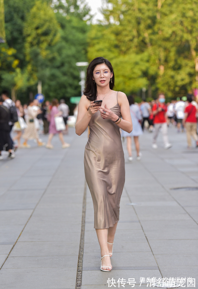 真丝 初秋“辣妈”穿搭,选择吊带连衣裙,展现别致成熟魅力!