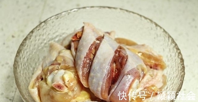 比白切鸡还好吃入味的清蒸鸡,不用一滴油,蘸上酱汁好吃不上火