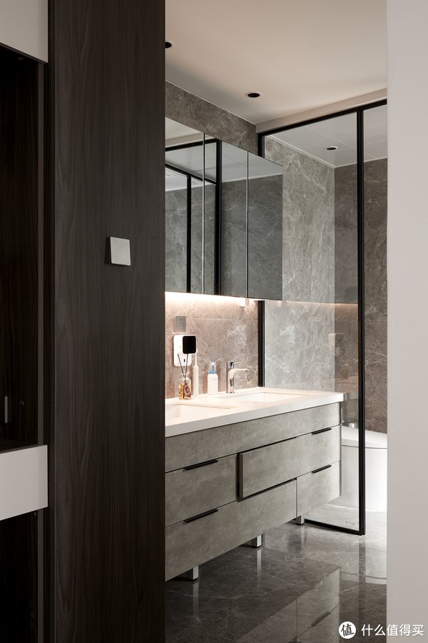 卫浴|绝！5口之家0杂物，只靠1扇门实现卫浴三分离