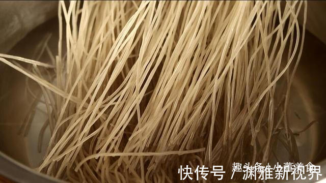调韭菜馅时,掌握3个小窍门,韭菜翠绿不出水,太香了