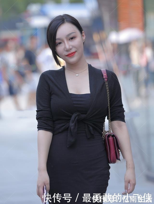 穿搭 穿黑色套装搭配酒红色挎包,精致美艳的日常通勤穿搭,尽显好气质