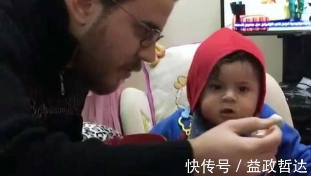 儿子|爸爸喂儿子吃辅食,全喂到他自己嘴里,宝宝懵了:这是亲爸吗?