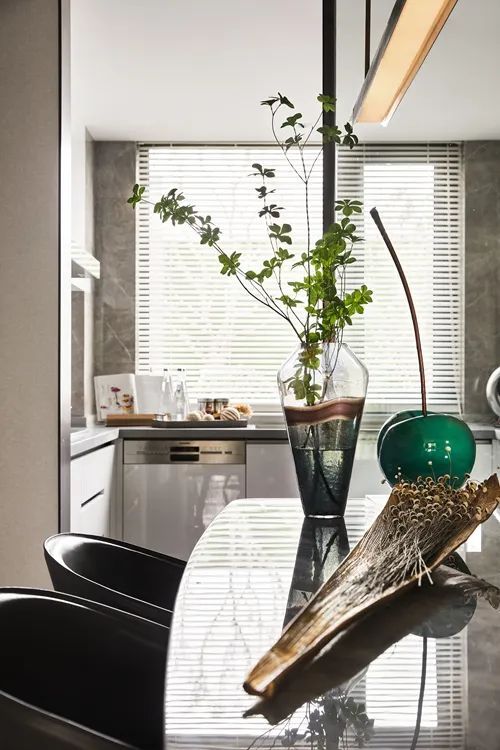 舒适|168㎡现代艺术宅,摈弃繁杂与浮夸,轻盈舒适的设计