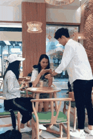 女同桌|“既然老干妈没有与腾讯合作,那么我手里这瓶老干妈是谁生产的?”哈哈哈哈qq飞妈