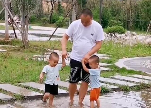 水洼|双胞胎儿子和爸爸出去玩,天快黑不回家,妈妈找到父子仨哭笑不得