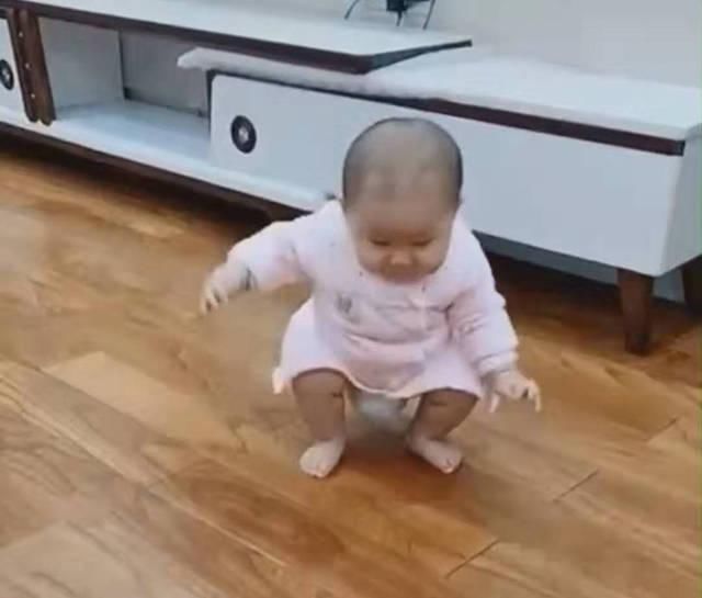 家长|宝宝爬着爬着突然学会走路,把自己高兴坏了,网友迈出人生第一步,值得乐