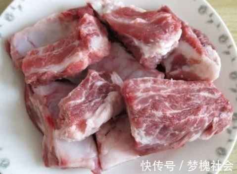 老板|解冻肉时,最忌直接泡水!肉贩老板教你一招,肉质鲜嫩不腥柴!