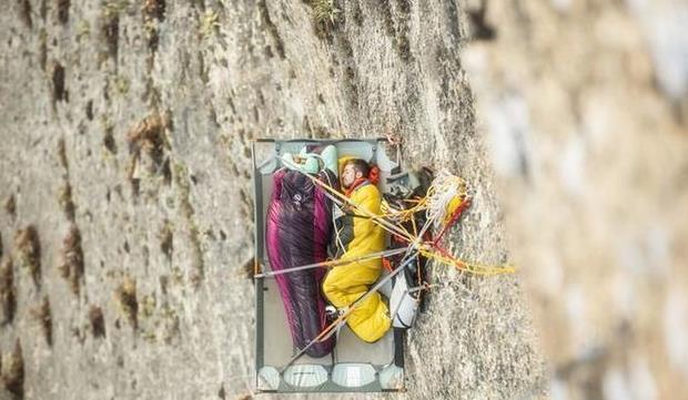 厕所|夫妻两喜欢睡在悬崖上,睡觉时得将自己死死固定,上厕所靠这个