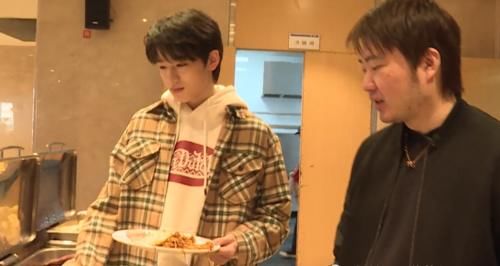 宋亚轩广电食堂吃自助餐，吃肉怕浪费，拿了两个大馒头：山东人最爱