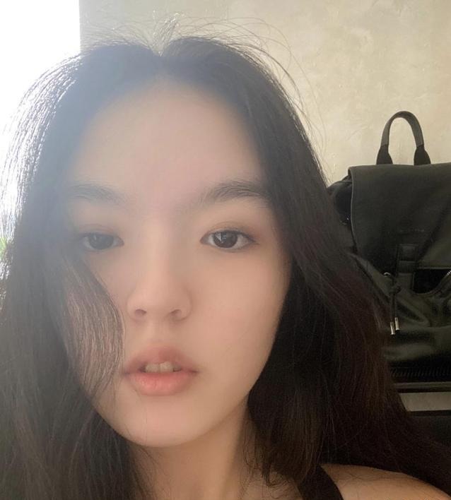 平板|法图麦高调“炫富”,满身名牌自信秀平板身材,一个腕表就要12万