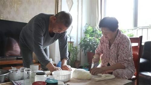 田女士|67岁母亲生女儿,结果宝妈身体年轻20岁,一家3口生活羡煞旁人