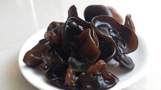 泡木耳不要只用水,学会这一招,1分钟就能泡发,木耳又大又软