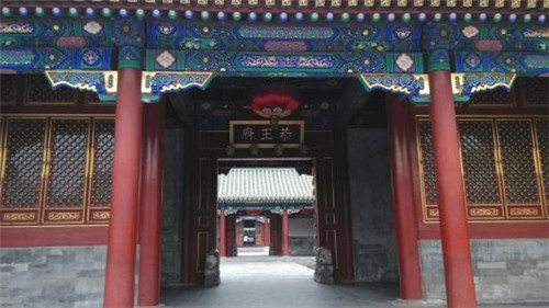 京城头号豪宅占地6万平,一根柱子估价24亿,主人名字家喻户晓