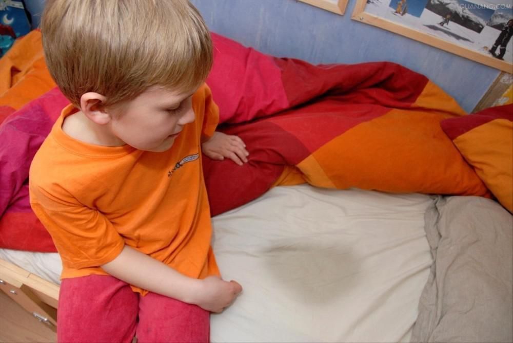 父母|孩子上了小学还尿床?父母不要轻易发火,这样处理才是对的