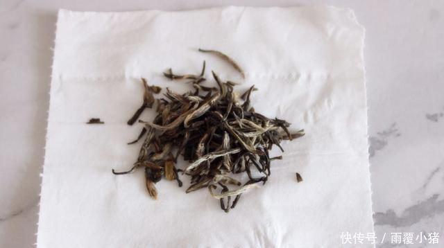 大蒜皮|大蒜皮别再扔了,有钱人都留在家里用,用途花钱买不到,厉害了