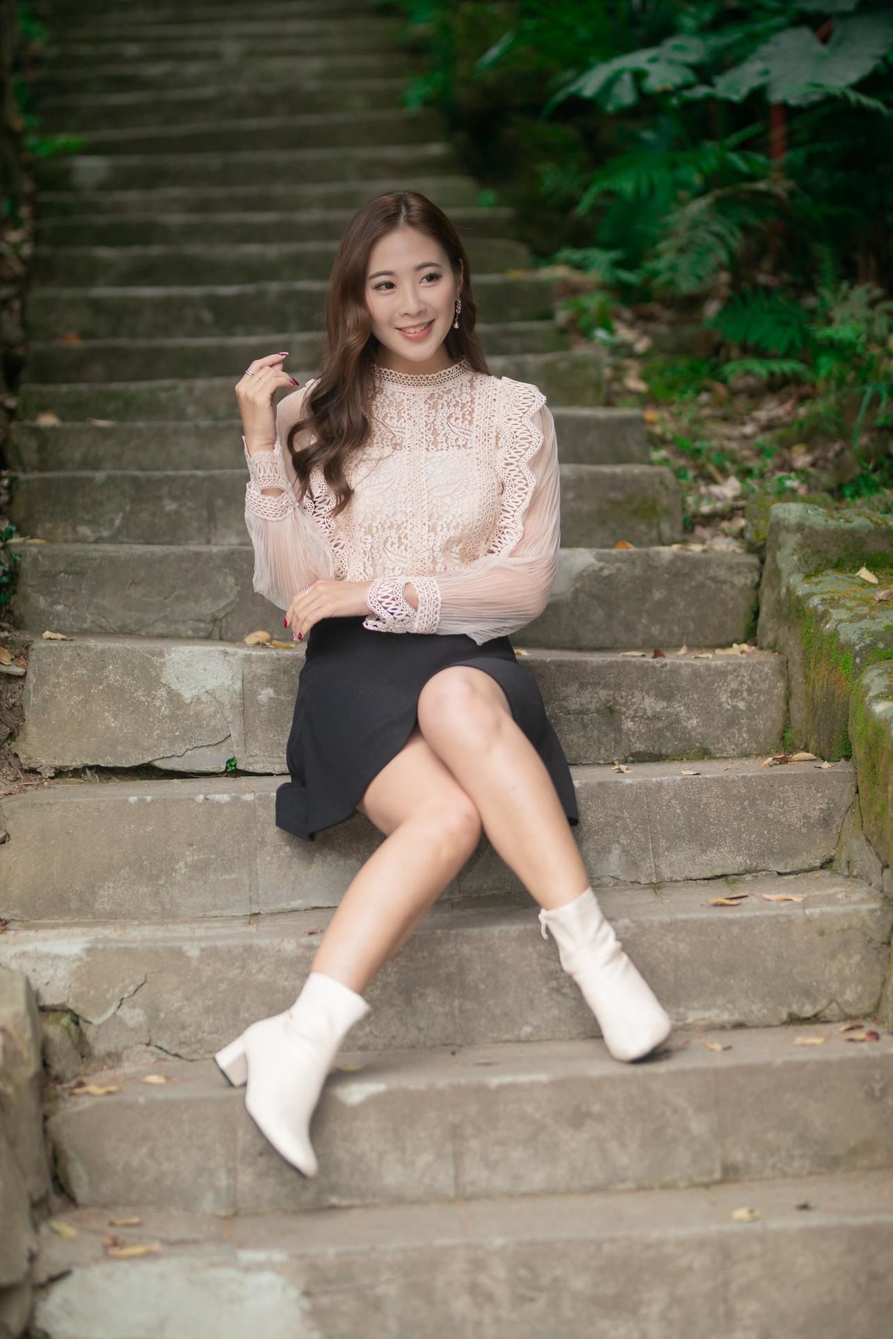 蕾丝小衫半身裙搭配一双白色小皮靴，性感迷人并不妩媚妖娆，美