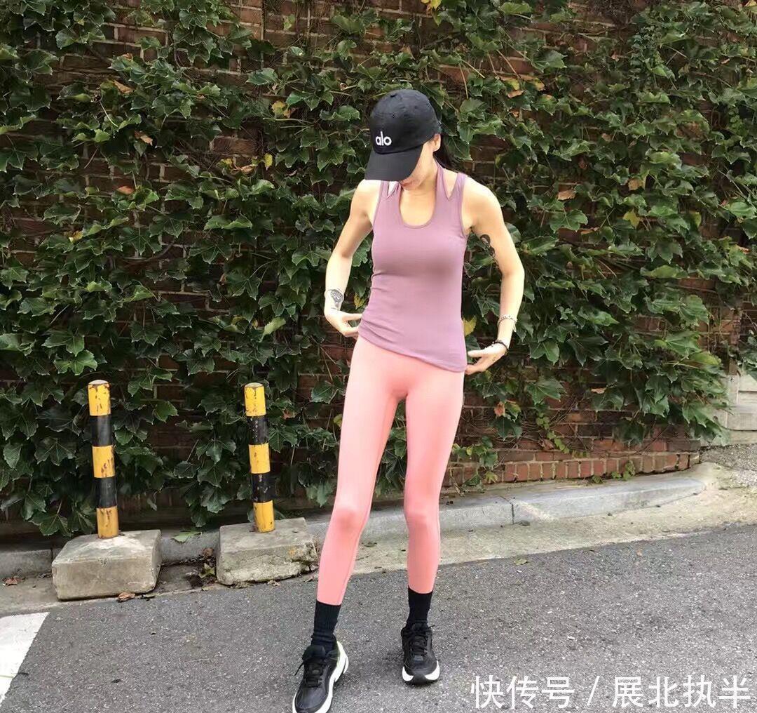 装扮|修身立体的打底裤装扮很时尚,一举一动都那么楚楚动人