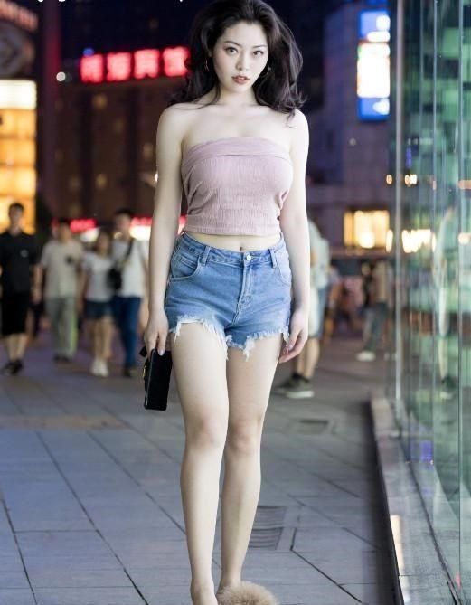 短袖|街拍仪态万方的美女,短袖配阔腿裤,尽显曼妙好身材