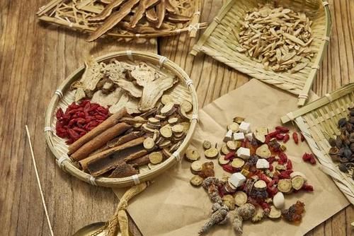 服用|是药三分毒，5种中药已被拉入伤肝黑名单，平时不要盲目服用