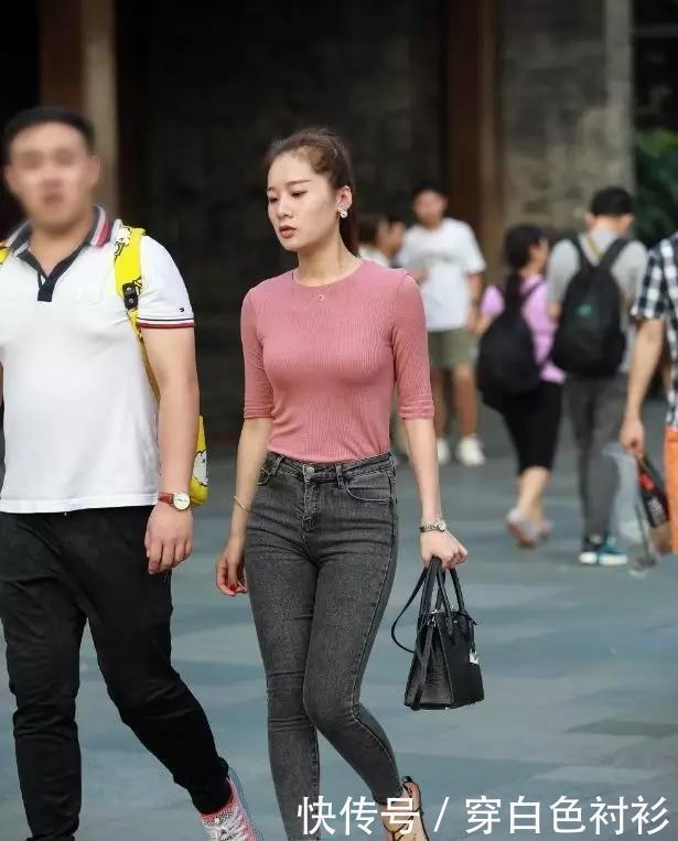 时尚 小姐姐穿搭个性牛仔裤,露出凹凸曲线,展现不一样的非凡气质